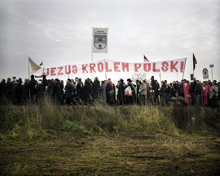 POLAND / Swiebodzin / 21.11.2010
Procession of the faithful participating in the consecration of the statue of Jesus. The banner saying „Jesus King of Poland” is carried by the fraternity committed to the idea of enthroning Jesus as the king of Poland.

¬© Michal Luczak / Anzenberger